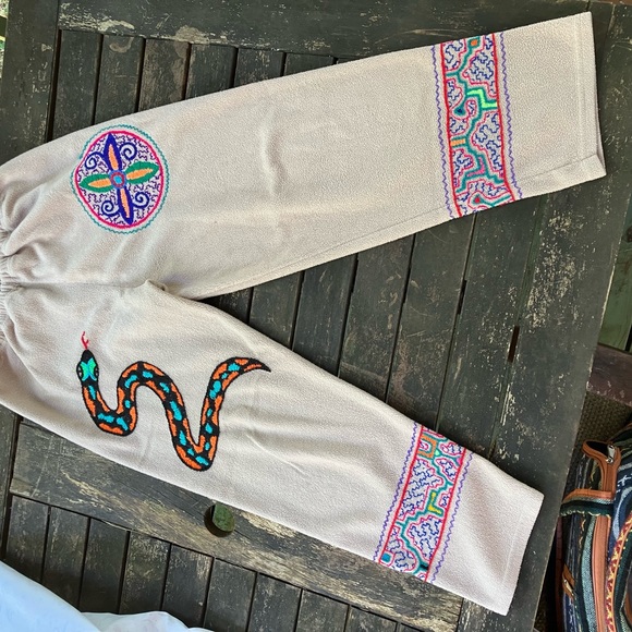 Icaros shipibo embroidered pants and shirt - Picture 11 of 13